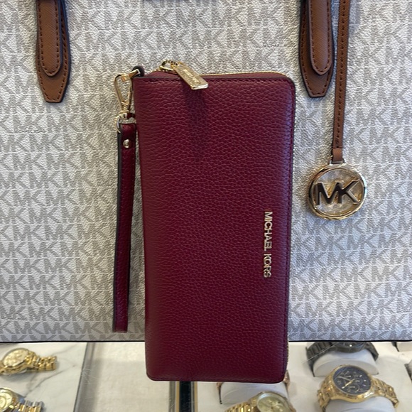 MICHAEL KORS
Leather Continental Wristlet Phone Case Wallet
Oxblood
NWT - Picture 1 of 16